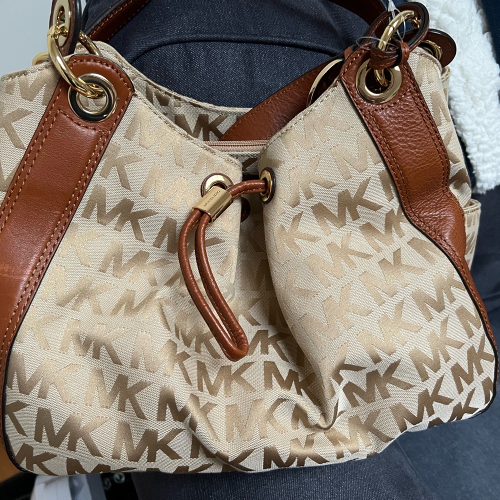 NWT michael kors ludlow bag. Never used. In great condition.